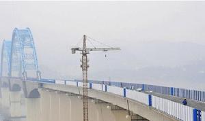 宜萬鐵路宜昌長江大橋的環保隔音牆已經安裝完成（11月21日攝）。