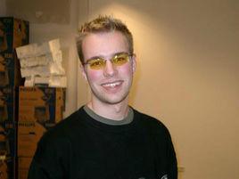 Faculty的戰隊開始的,那是一個屬於mTw的時代,幾乎沒有多少人知道這支隊伍的存在,直到Johnny R.的狙擊槍散發出神奇的光芒,人們才注意到一個故事的開始。1.3是一個個人英雄輩出的年代,Heaton、Ksharp、Chucky、Burningdeath這些偉大的名字是那個時代的驕傲,而Johnny R.更是其中的佼佼者。用一把狙擊槍撐起一支原本有些平庸的戰隊,這聽起來有些不現實,但他做到了。隨著與SDK以及TRL那兩場經典DEMO的瘋狂傳播,Johnny R.迅速被神化,全世界的CS伺服器里有成千上萬的人用他的ID作戰,儘管局外人很難理解這種瘋狂崇拜的源動力何在。但是所有支持Johnny R.的人都非常幸福,用偶像名字進入戰場有一種與Johnny R.共同作戰的感覺,而這無疑能夠給技術還十分稚嫩的他們帶來強大的信心。這群人當中有的已經掛槍,有的繼續在CS的世界裡奮戰,成為被後來者所推崇的高手,但是只要翻尋記憶的深處,一定都能夠再能再次體會當初那種青澀的快感。
Johnny R. 與 Ksharp合影加入MOUZ是Johnny R.傳奇生涯的一次轉折,人們認為德國最強的戰隊在吸收了這名神奇的狙擊手後,將有更高的期待;而有了隊友的強力支持後,Johnny R.應該會有更加燦爛的未來,但是現實總是和理想存在著差距。儘管多次殺入各項大賽的前三,但Johnny R.和他效力的隊伍卻從未拿過一次世界冠軍。2002WCG上,人們看到了期盼已久的3D、MOUZ之間的對決,看到了Ksharp和Johnny R.兩名散發著傳奇光芒的狙擊手之間的對話,儘管整場比賽兩人只有一次正面對話的機會,不過卻是在決定勝負的最後一局。Johnny R.贏了,也為自己的隊伍贏得了勝利,那是那一屆比賽最經典的一戰,儘管獲勝的MOUZ最後僅僅獲得了季軍。
2003的夏天MOUZ發身巨變,隊伍陣容經歷了大面積得調整,Johnny R.也離開了自己為之努力奮鬥了一年之久的MOUZ,加盟了另一支德國強隊a-loser,而他本人也悄悄得從一名專職狙擊手向全面的機槍手發展。人們欣喜得看到他嘗試著對AK、M4的努力,也許這個時候Johnny R.和所有喜歡他的人一樣,開始變得成熟。儘管這么說有些偏額,但是一個鐵一般的事實就是,失去了Johnny R.後的MOUZ曾經消沉了很長一段時間,而獲得了Johnny R.的a-loser贏得了該年CPL夏季錦標賽的季軍。
在a-loser的日子並沒有持續多久,隨著MOUZ的召喚,Johnny R.再次回到了那支曾經承載了他年輕夢想的隊伍,同時gore、neo、Blizzard等隊友的加盟使這輛德國戰車空前強大。那是Johnny R.和他的隊友競技狀態的顛峰期,也是他們離冠軍最近的時候,但不幸的是那個時代還有SK,另一個不可戰勝的神話。先是CPL歐洲錦標賽的季軍,再是CPL冬季錦標的季軍,兩次在離最高榮譽只有一步之遙的地方倒下,消耗JR太多太多的熱情,而此時這段傳奇的光芒也在慢慢的消逝……
2004年
2004帶給了人們太多的驚喜,spiXel、Titan、EYE、Astralis等一支支隊伍的迅速崛起不但顛覆了SK王朝,更令包括MOUZ在內的許多昔日豪門風光不再。為了讓自己的隊伍重新回到顛峰,甚至做得更好,Johnny R.很努力的做出了自己的嘗試,但他很快就發現,時代的變遷已經讓這份努力變得力不從心,自己無法再像當初那樣依靠個人力量改變一場比賽,而隨著Todi等人的加盟,Johnny R.明白了該到說再見的時候了。
Johnny R.揚名世界的USP有“12發子彈MP5”的美稱,遠距離爆頭拿手好戲。
第一代狙神是Johnny R.,可惜已經退役 但是沒有人敢扛起第二代狙神的這個稱呼。
很多人認為是版本的變遷削弱了狙擊手的作用,也削弱了Johnny R.在比賽里的控制力,我也更願意相信這種說法,因為這樣最能夠完整得保存這份傳奇。我知道也有很多人不喜歡Johnny R.,沒問題,這是你的權利和自由,但是這個時候你應該尊重Johnny R.以及所有喜歡他的人,即使不為他曾經的輝煌、不為他職業生涯的一連串榮譽、不為他對這個遊戲的影響力,僅僅因為他曾經在過去的歲月裡帶給我們那么多的歡樂和期待,理應在他離開的時候得到所有人的祝福。
現今
作為一名曾經的CS明星選手,2005年退役之後,完成學業,後擔任SteelSeries(賽睿)產品研發經理,基本已經離開CS界。
評價
任何一段傳奇都會有開始的時候,也會有結束的時候,但真正的傳奇即使劃上了句號,依然可以封存在人們的記憶深處。三年的時光可以讓人成長,當初我剛剛踏進大學的校門,而如今我已經走在離別的季節;那一年,我只會買兩把槍,一把是MP5,另一把就是Johnny R.經常用的AWP,如今我是中國CS入口網站的編輯,向後來人講述著這段傳奇;那一年,他是萬千CS玩家心目中的神,如今他累了,選擇了暫時離開,但是他的故事依然是很多人心目中的圖騰,永遠散發著激人前進的光芒。 秋天是一個容易讓人傷感的季節,但這個時候請不要失落,如果你喜歡Johnny R.,只需要微笑著對他說聲good luck,因為我相信他只是暫時離開,也許在不久後的將來,我們又會聽到熟悉的狙擊槍聲,看到這個傳奇的另一個起點。
他曾經擁有屬於自己的輝煌時代,他曾經幾乎憑一己之力便托起一支原本默默無聞的戰隊,他曾經用特有的瘋狂征服過整個世界,他曾經用狙擊槍在CS歷史裡留下一道深深的彈痕,他曾經影響了一代人對這個遊戲的認識,他可以在dust洞內一瞬間殺光對手五名隊員,他可以在aztec的橋洞內百發百中,他有閃電般的反應,他有上帝的右手,他可以秒掉任何一名出現在他狙擊鏡中的目標,他無所不能,他曾經受到對手這樣的評價:“只要他持AWP蹲守在一個轉彎點,我們任何人都不敢在那裡出現,因為他的螢幕會顯示+300。”
![Jonas Bollack Jonas Bollack