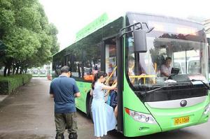 市民乘坐新昌高新園區（梅澄區塊）公交專線首趟班車