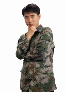 東靖川飾演魏語休