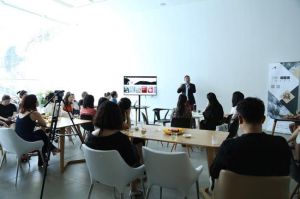 藝網創始人朱彤進行［藏藝術］的講解