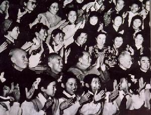 （圖）毛澤東、劉少奇、周恩來等在北京人民大會堂接見參加演出《東方紅》的全體人員