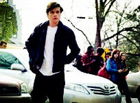 尼克·羅賓森飾演西蒙·斯皮爾