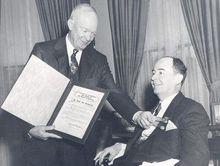 艾森豪為馮·諾依曼頒獎