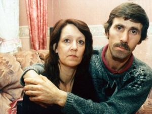 超級老爸和超級老媽在他們的女兒去世後傷心不已。