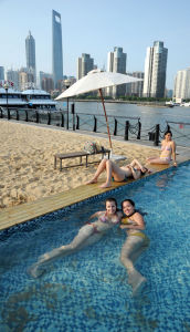 遊客在上海外灘“沙灘泳池”游泳避暑