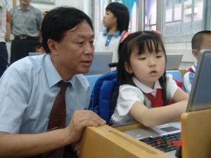 李先啟校長觀察學生習作