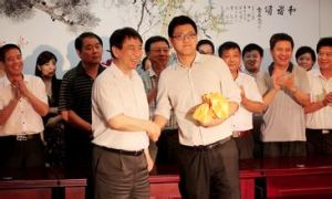 韋振宇（圖右）