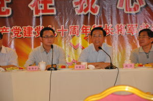 國家機關康樂中心主任與張有才先生在記者招待會上