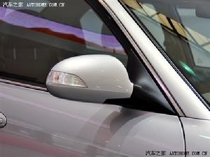 外後視鏡增添了側面轉向燈設計
