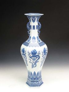 清乾隆款青花六方雙螭耳瓶