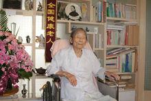 黃靜汶同志在工作室，正上是宋慶齡主席像