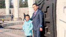 2011年春節，與兒子王煒懿在浙江省紹興市。