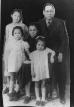 1941年在天津，後排左一資中筠、右一資耀華