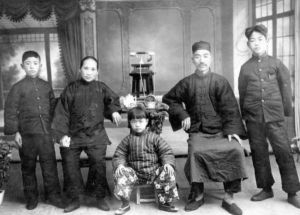 圖為張藝謀家族，左起：叔叔、奶奶、姑姑、爺爺、父親。