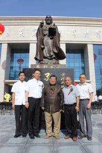 朱國良為滄州師範學院捐贈孔子像
