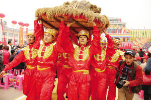 依飯節上仫佬人抬著累累碩果慶豐收