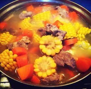 胡蘿蔔玉米排骨湯 胡蘿蔔玉米排骨湯