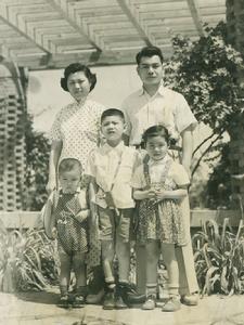 1955年與家人和照