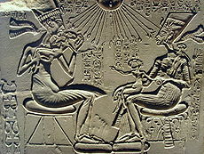一塊描繪了阿肯那頓、娜芙蒂蒂以及他們的三個女兒的家用祭壇（約公元前1350年）。注意圖中娜芙蒂蒂戴的王冠跟半身像所戴的相似。
