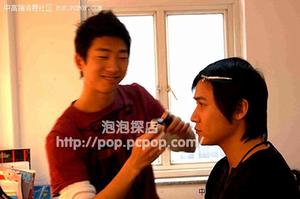 丁丁在為陸毅做造型