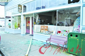 加州芬代爾市一家糖果店的櫥窗玻璃被震得粉碎。