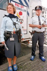 （圖）荷蘭女警穿著新襯衫制服
