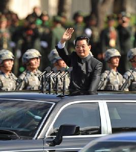 胡錦濤檢閱收閱部隊