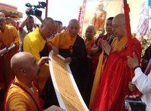 傳法導師海濤法師在宣讀法卷