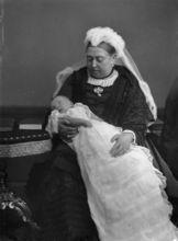 在祖母維多利亞女王懷中的瑪格麗特公主，1882年5月