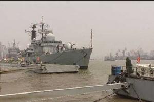 （圖）停靠在黃浦江上揚子江海軍碼頭的英國軍艦