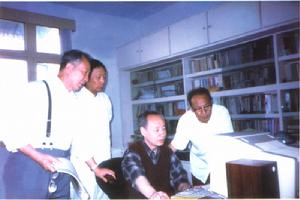 歐陽健（中坐者）與曲沐、克非、吳國柱