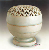 青白釉鏤空香薰