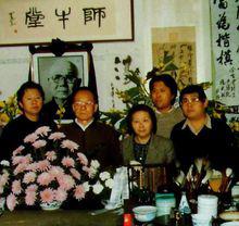 谷牧在李可染去世後看望家屬及學生