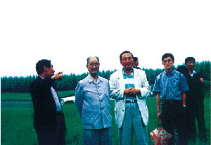 1999年7月4日，原中共中央政治局委員宋平來林場視察，並親筆題詞：“水源衛士、風沙屏障”。