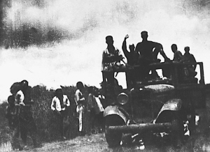 圖為1938年3月，八路軍第一二九師在響堂鋪伏擊戰中繳獲的日軍汽車