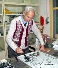 陳冰心作畫時專注的表情