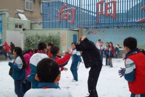 韓珍德與孩子們玩雪仗