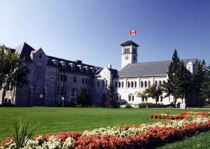 加拿大女皇大學