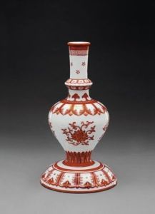 清乾隆礬紅彩藏草瓶 清乾隆礬紅彩藏草瓶