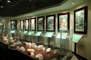 第四幅：博物館一樓《陶冶圖說》瓷板