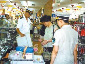 （圖）2006年夏天北京衛生監督部門正在查扣方莊購物中心的非法行醫點的設備