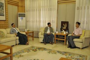 吳欽貌瑞(左二)