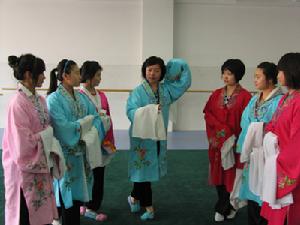 瀋陽師範大學附屬藝術學校李亞芝(中)