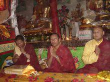 在然充寺，左邊第一位是蘭克良波上師