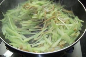 魚餅炒萵筍絲 魚餅炒萵筍絲