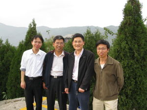 徐文青（右）和他北工大的同事們在一起