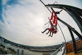 超越邊緣[荷蘭阿姆斯特丹的高空鞦韆]