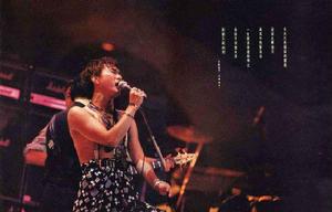 黃家駒赤膊造型