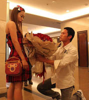 雷鳴哥單膝跪地，向鳳姐表白